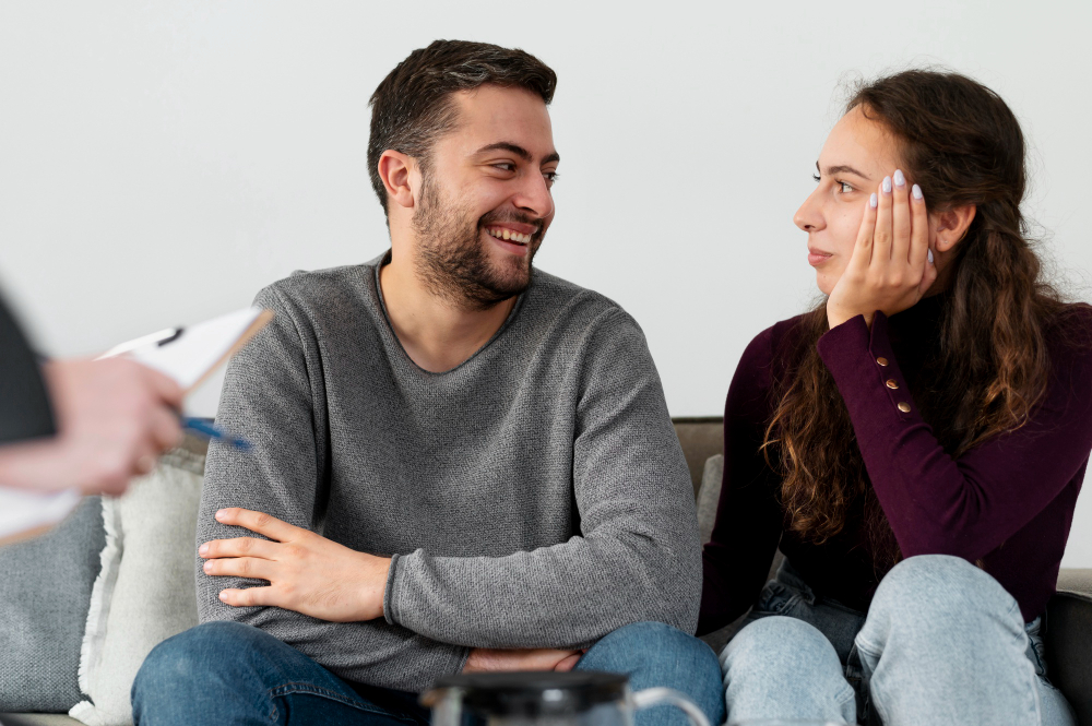 זוג יושב יחד ומדבר בטיפול זוגי – תהליך של שיקום חוסר תקשורת בזוגיות