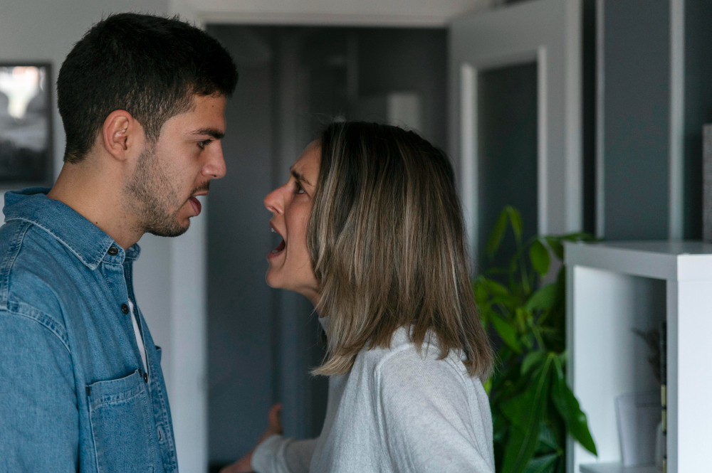 "זוגיות במשבר – גבר ואישה בעימות רגשי המשקף ריחוק, חוסר תקשורת ומתחים זוגיים.