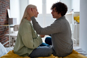 בחור עוזר לבת זוגו שבמשבר, דרך של תקשורת זוגית.