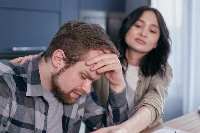 גבר נראה מתוסכל כשהוא נשען על ידו, ובן זוגו מנסה לנחם אותו – המחשה לרגע שבו אין תקשורת מקרבת בתוך זוגיות